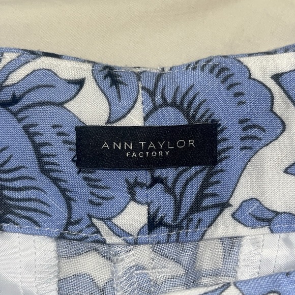 Ann Taylor Blue Floral Shorts Size Small Belted Pleated Front 32" Waist Summer - Picture 9 of 16